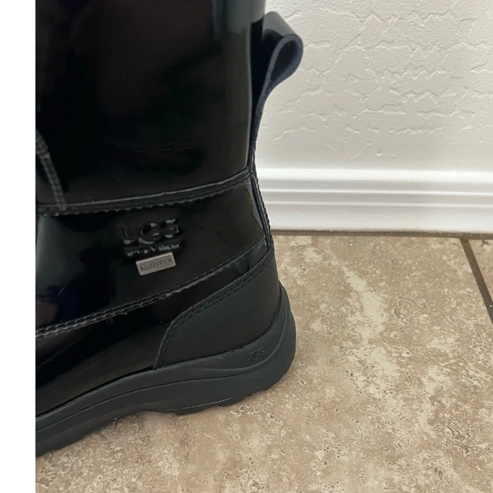 UGG WOMEN'S PATENT LEATHER ADIRONDACK III SHEARLING LINED BOOTS BLACK Sz 5.5